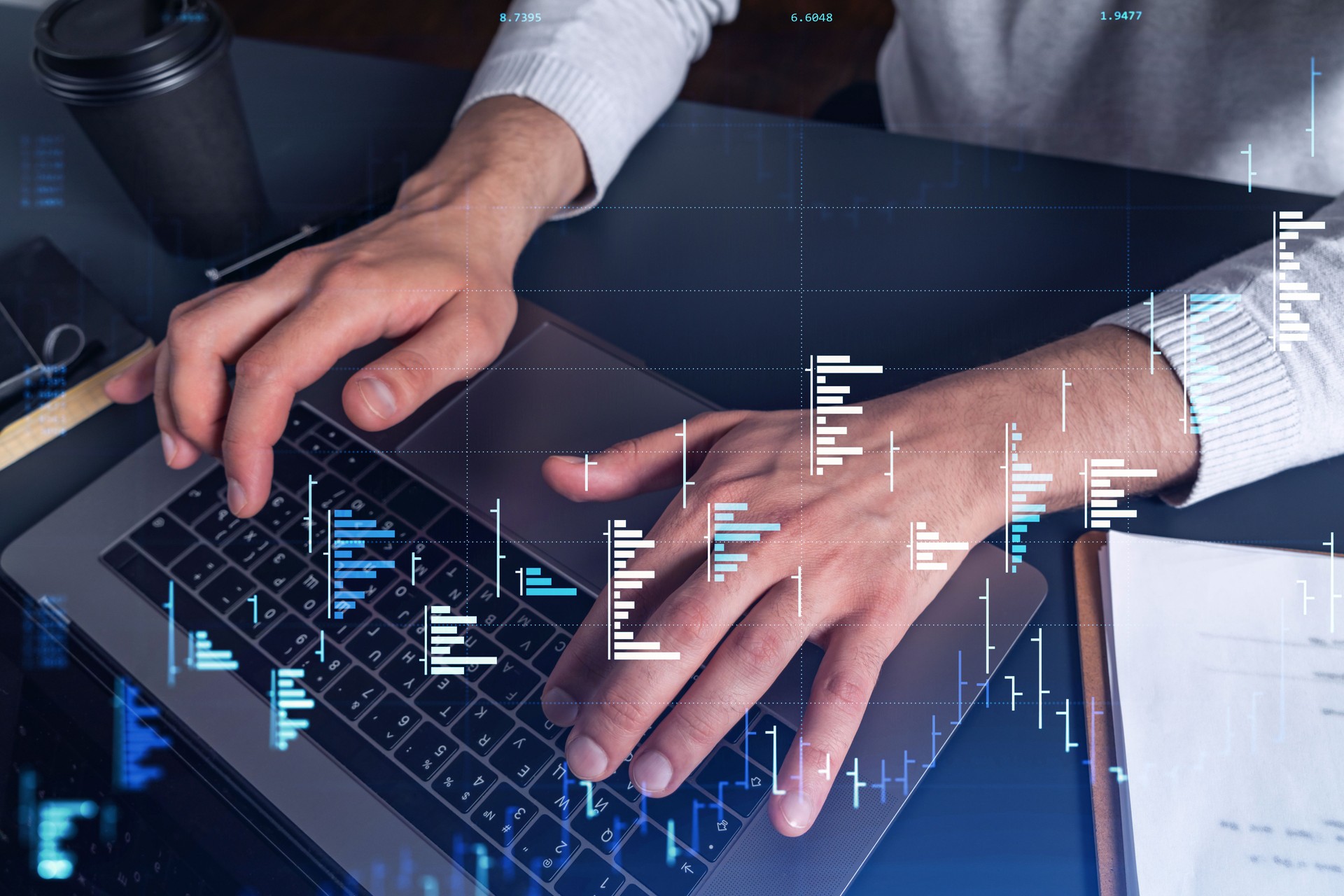 Mains tapant le clavier pour rechercher le marché boursier afin de procéder aux bonnes solutions d’investissement. Concept de trading sur Internet et de gestion de patrimoine. Hologramme Graphique Forex sur plan rapproché.