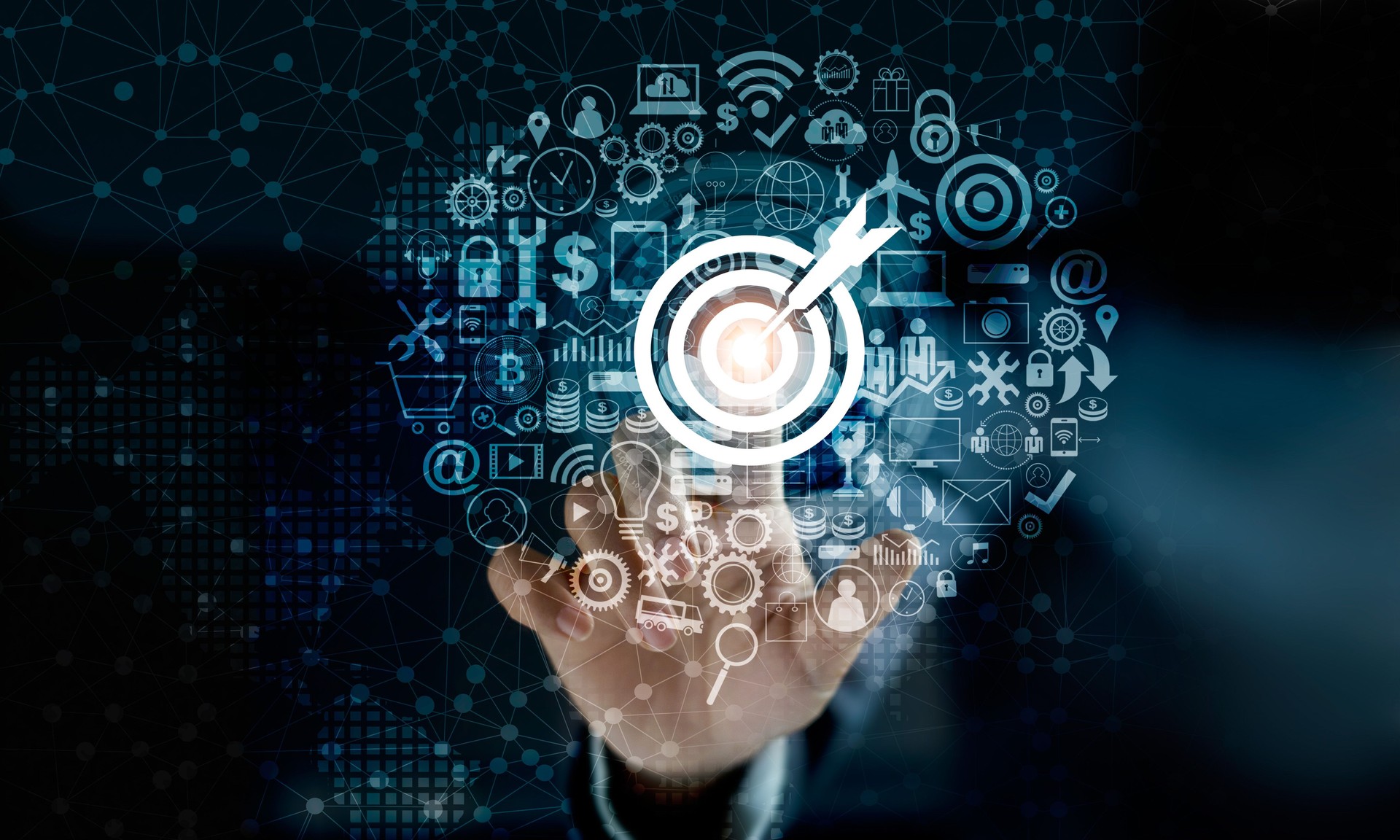 Marketing numérique. Homme d’affaires touchant les fléchettes visant le centre de la cible avec connexion réseau icône. Concept d’affaires objectif et de la technologie
